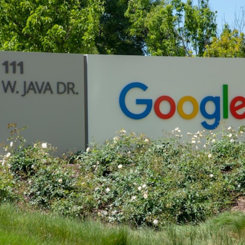 Google salahkan AI atas meningkatnya emisi gas rumah kaca. Foto: unsplash.com/gregbulla