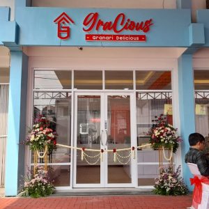 Implementasikan Tujuan untuk Menghasilkan Lulusan Unggul Siap Kerja, SMK Theresiana Buka Gerai GraCious