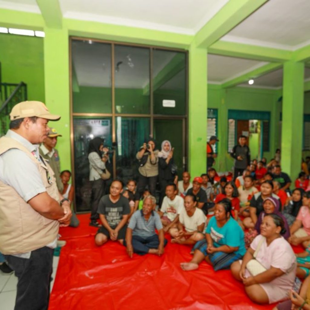 Pj Gubernur Jateng, Nana Sudjana menyerahkan bantuan untuk pengungsi banjir di Grobogan. Foto: Humas Pemprov Jateng