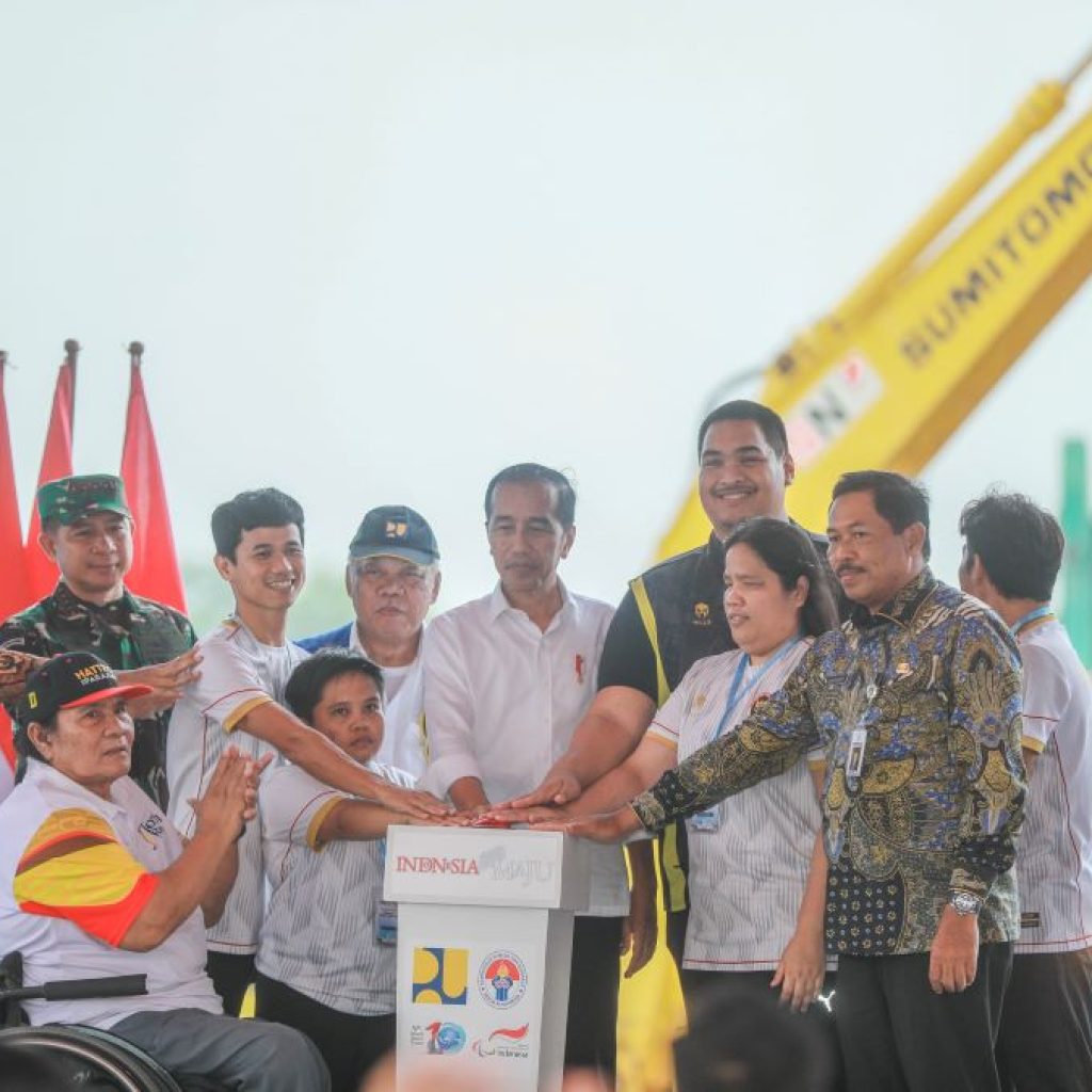 Pj Gubernur Jateng dampingi Presiden Jokowi resmikan groundbreaking Paralympic Training Center. Foto: Humas Pemprov Jateng