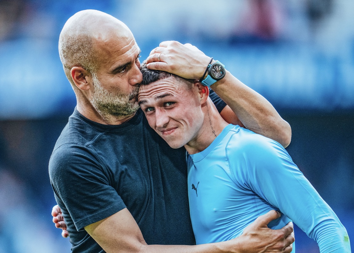 Pelatih Pep Guardiola bersama Phil Foden. Foto: x.com/ManCity