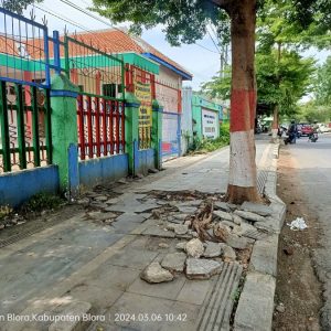 Hak Pejalan Kaki Terenggut, Banyak Trotoar Rusak di Blora 
