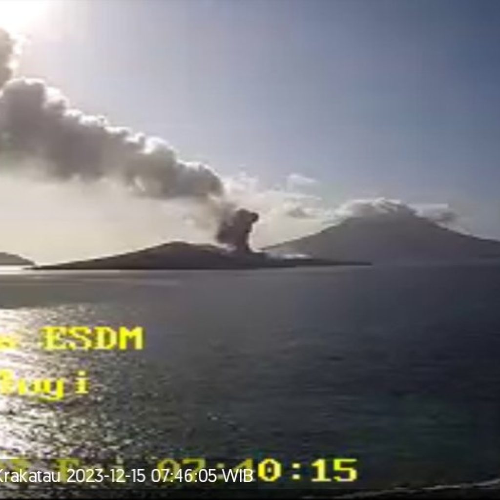 Gunung Anak Krakatau Kembali Erupsi, Dilarang Aktivitas Radius 5 Km