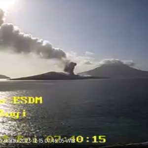 Gunung Anak Krakatau Kembali Erupsi, Dilarang Aktivitas Radius 5 Km