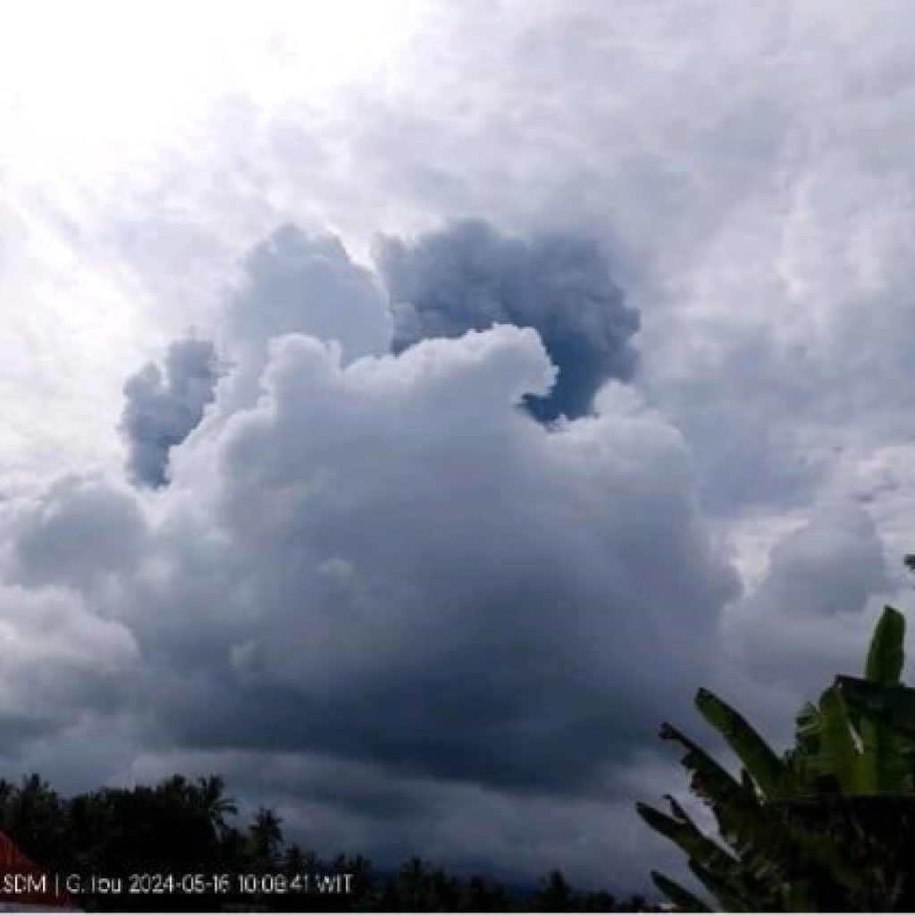 PVMBG tetapkan Gunung Ibu berada di level IV (awas). Foto: Laman PVMBG