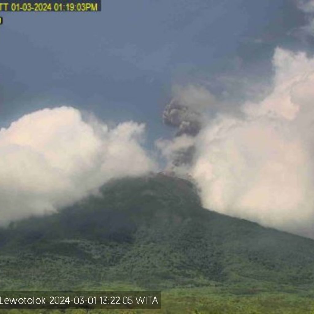 Gunung Ile Lewolotok di NTT Kembali Erupsi