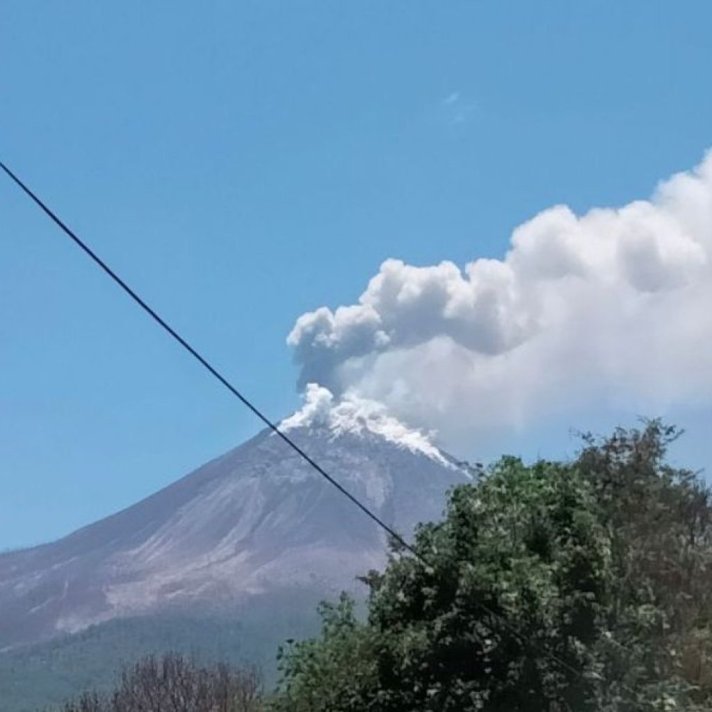 BMKG sebut abu vulkanik dari erupsi Gunung Lewotobi sudah masuk ke Lombok. Foto: magma.esdm.go.id