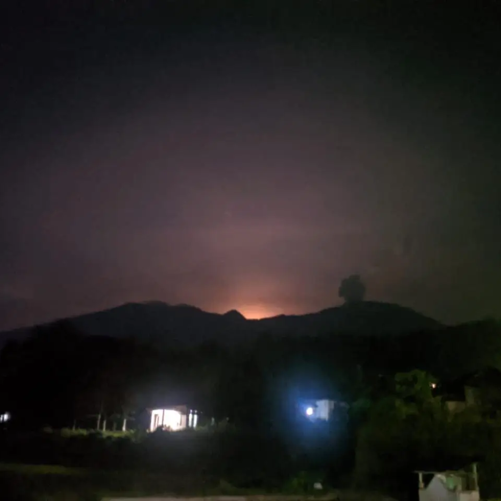 TUTURPEDIA - Gunung Marapi Sumbar Kembali Erupsi, Bandara Internasional Minangkabau Ditutup Sementara
