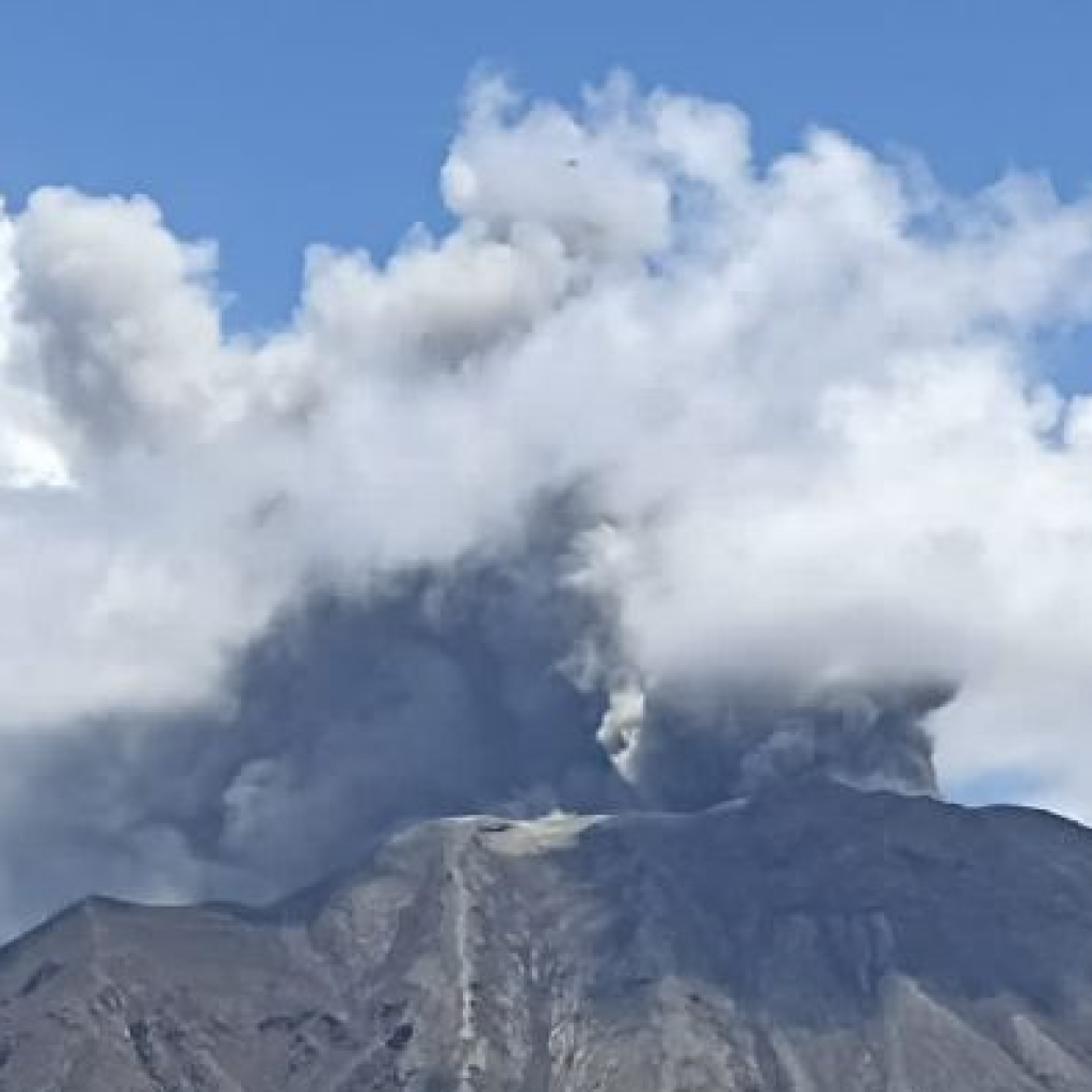 PVMBG pasang stasiun pemantauan baru di Gunung Ruang. Foto: Laman Magma ESDM