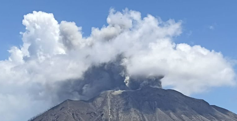 PVMBG pasang stasiun pemantauan baru di Gunung Ruang. Foto: Laman Magma ESDM