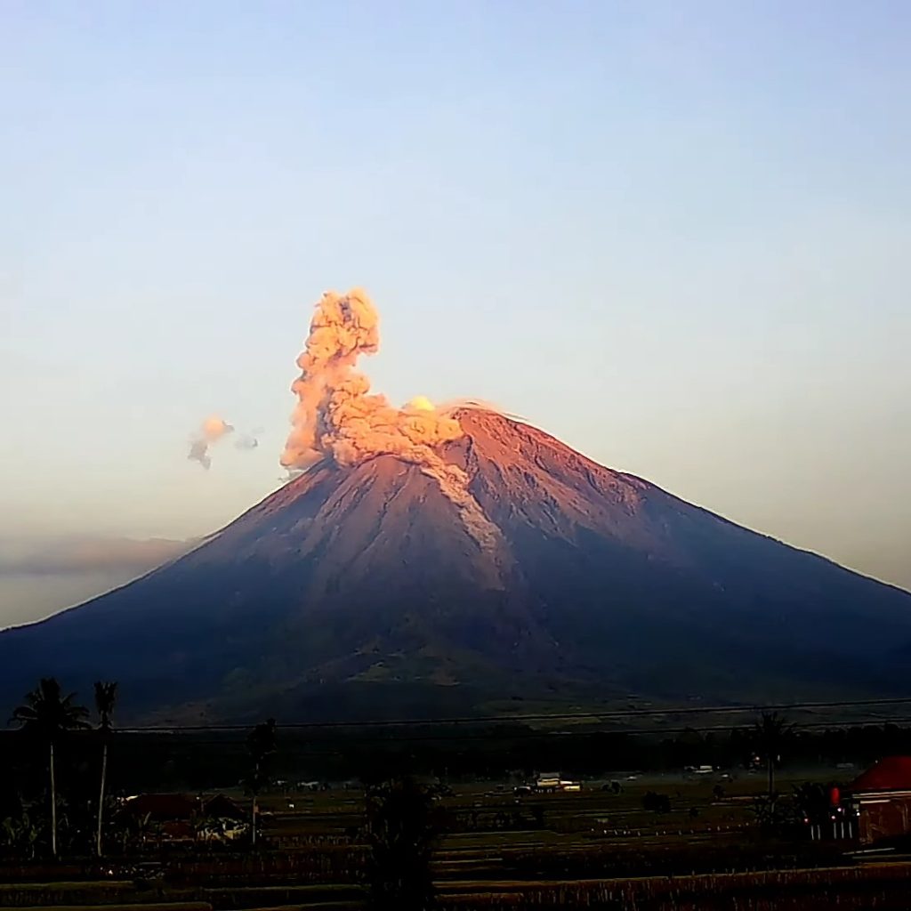 TUTURPEDIA - Gunung Semeru Erupsi Empat Kali Sehari, PVMBG Ungkap Keadaan Terkini