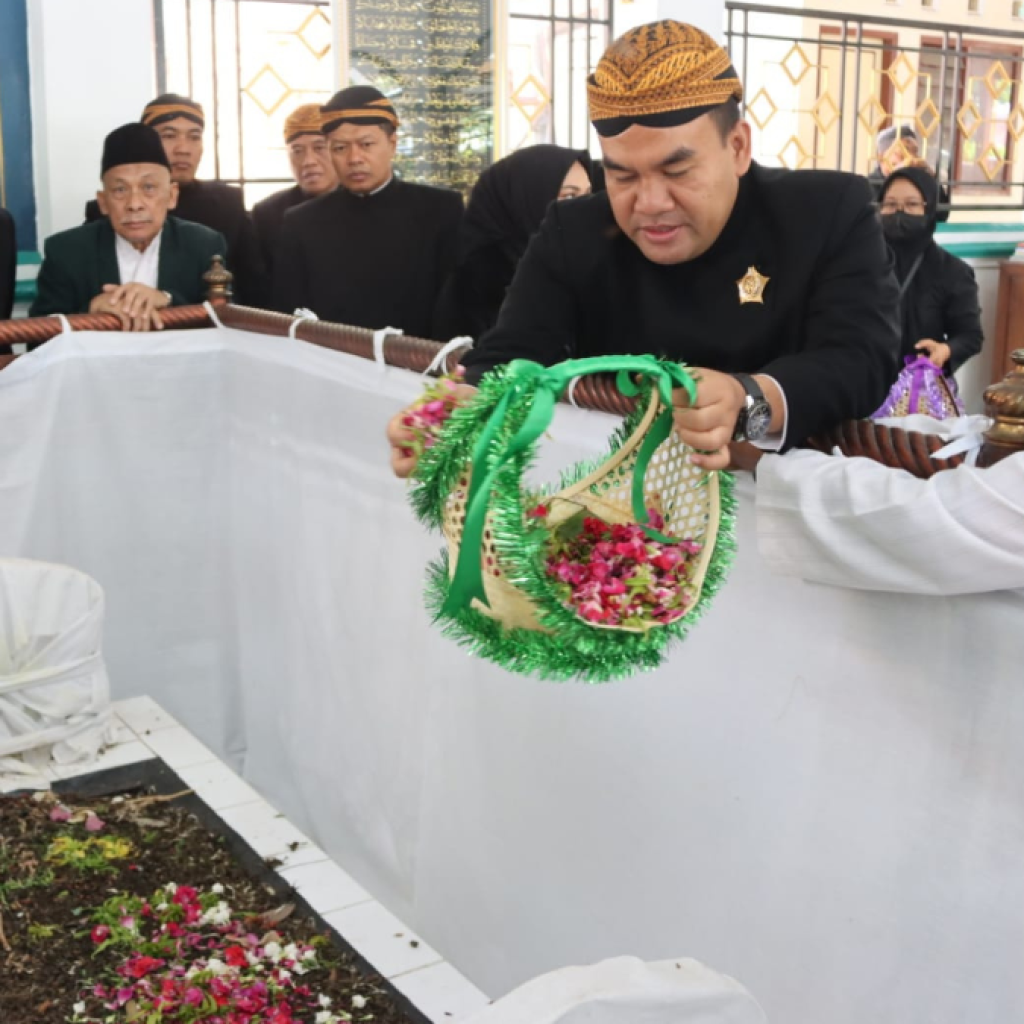 Gus Arief dan rombongan lakukan rangkaian ziarah ke makam Bupati Blora terdahulu. Foto: Istimewa