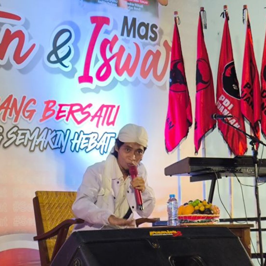 Pengasuh Ponpes Santri Dalan Nusantara (Sandal), M. Nurul Huda (Gus Huda) deklarasi dukungan paslon Agustina-Iswar di Posko Pemenangan Dr Cipto Semarang. Foto: Dok. Alan Henry