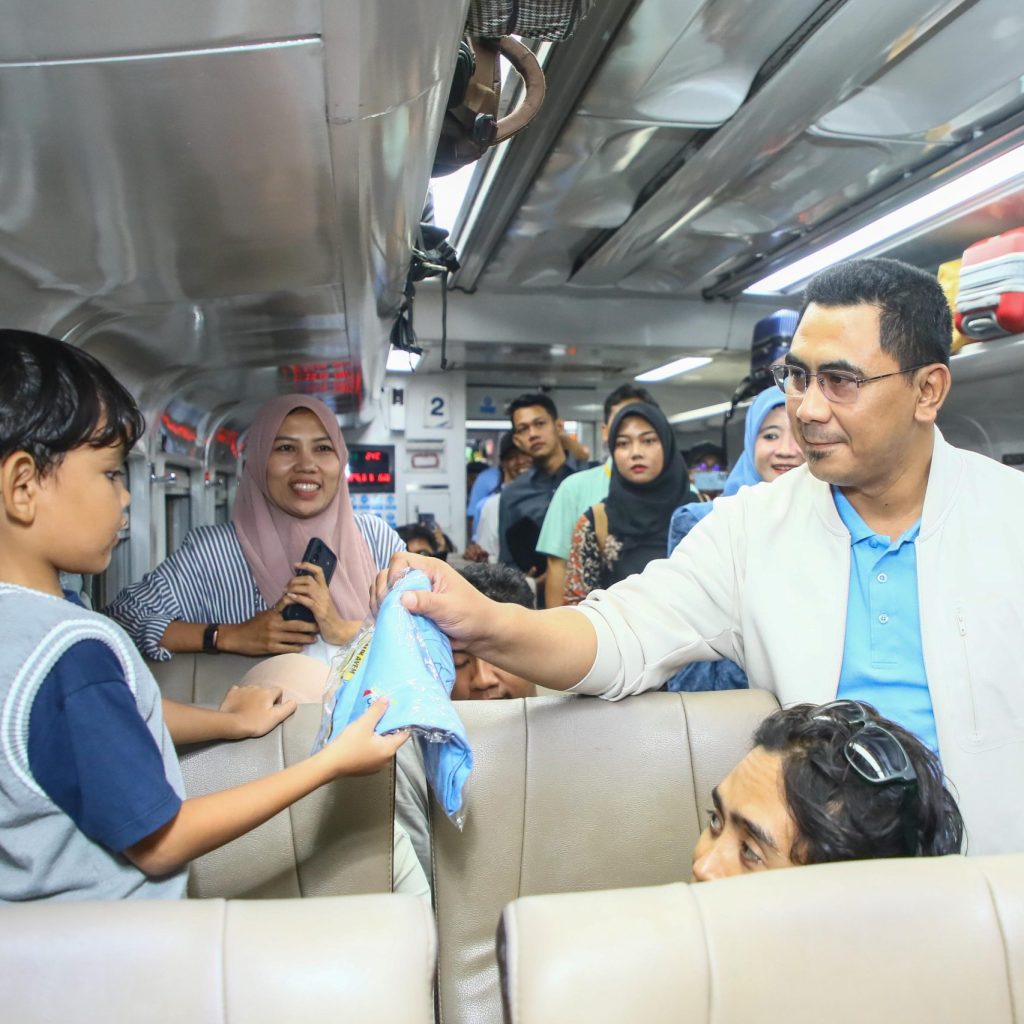 TUTURPEDIA - Wagub Jarteng, Gus Yasin Lepas Keberangkatan Kereta Api Tawang Jaya untuk Mudik Gratis 2025