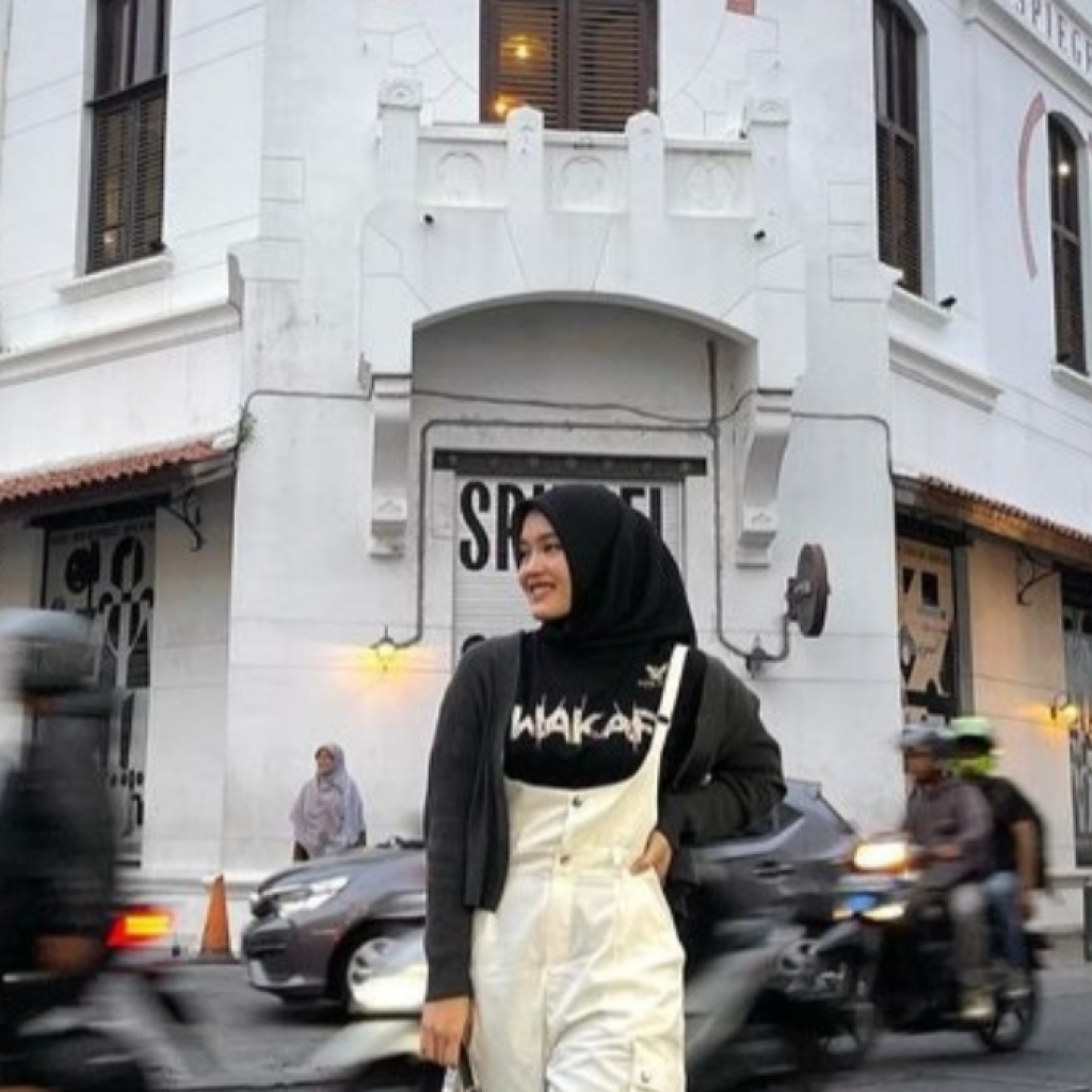 Gedung Spiegel yang jadi spot foto Putri Delina. Foto: Instagram.com/putridelinaa