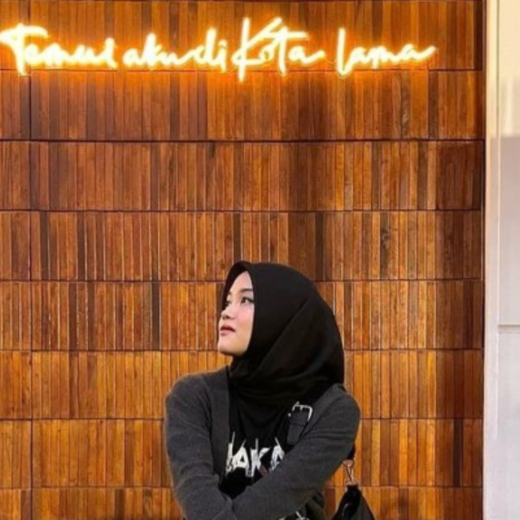 Putri Delina sempatkan datang ke Kota Lama Semarang. Foto: Instagram.com/putridelinaa