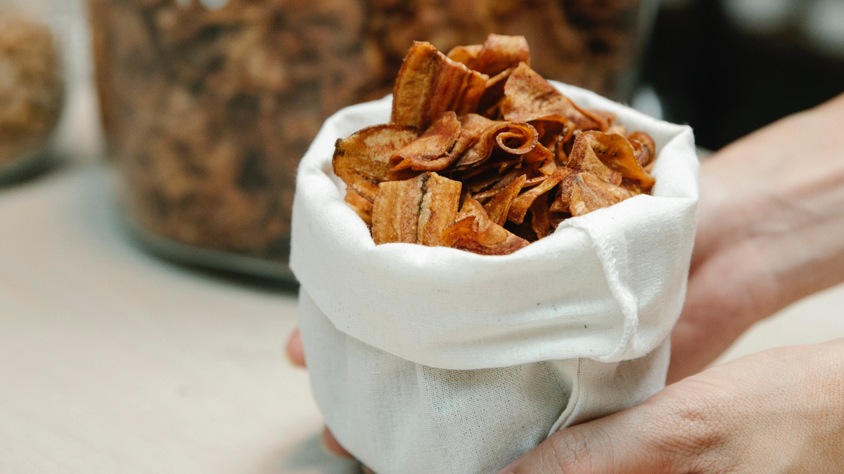 Keripik pisang narkoba dijual seharga Rp 6 juta. Foto: Pexels.com/Sarah Chai