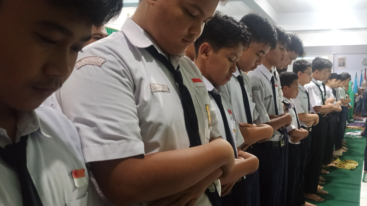 SMP Kesatrian 2 gelar shalat ghaib. Foto:; Dok. Istimewa
