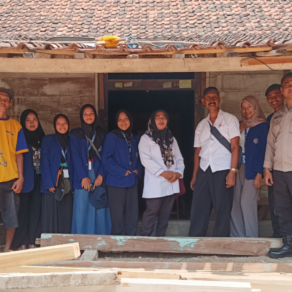 Pemerintah desa salurkan bantuan untuk warga Jepangrejo yang rumahnya roboh saat perbaikan. Foto: Dok. CR