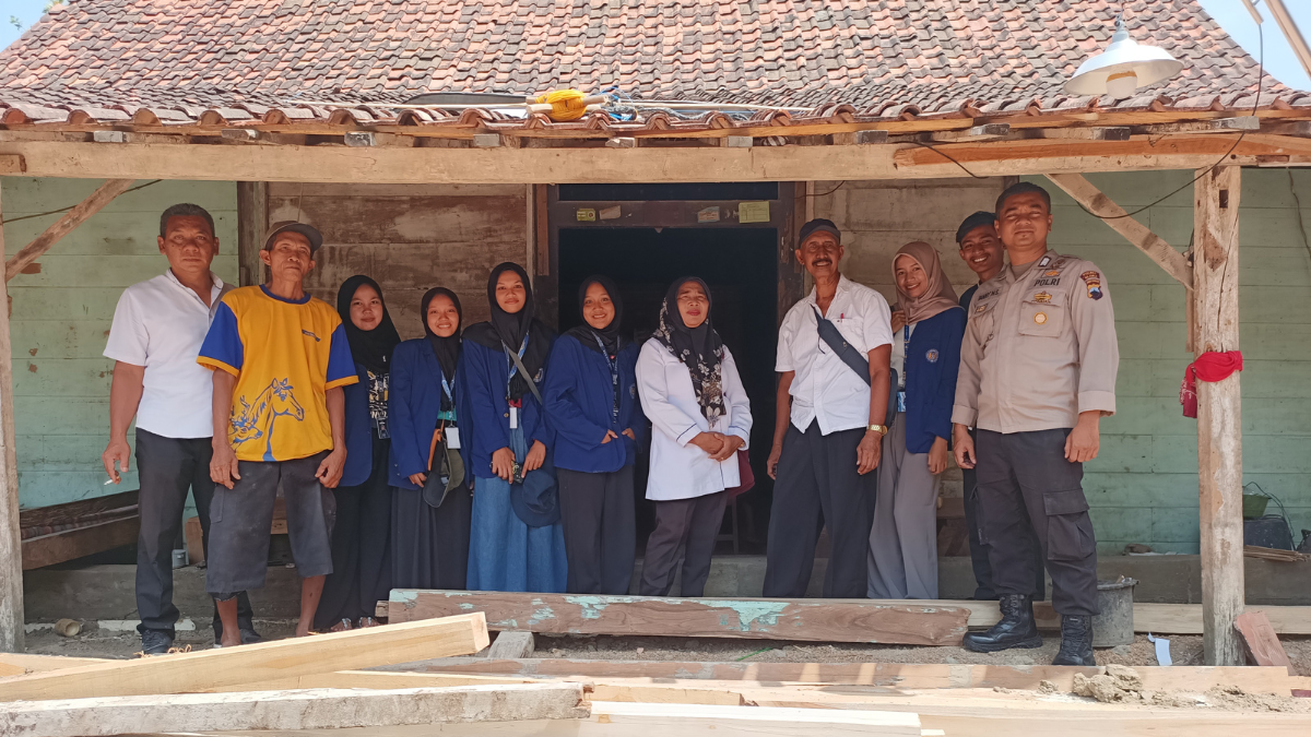 Pemerintah desa salurkan bantuan untuk warga Jepangrejo yang rumahnya roboh saat perbaikan. Foto: Dok. CR