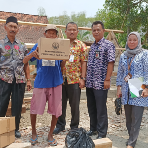 Alami Rumah Roboh, Mbah Mangsi Kembali Dapat Perhatian Pemkab Blora 