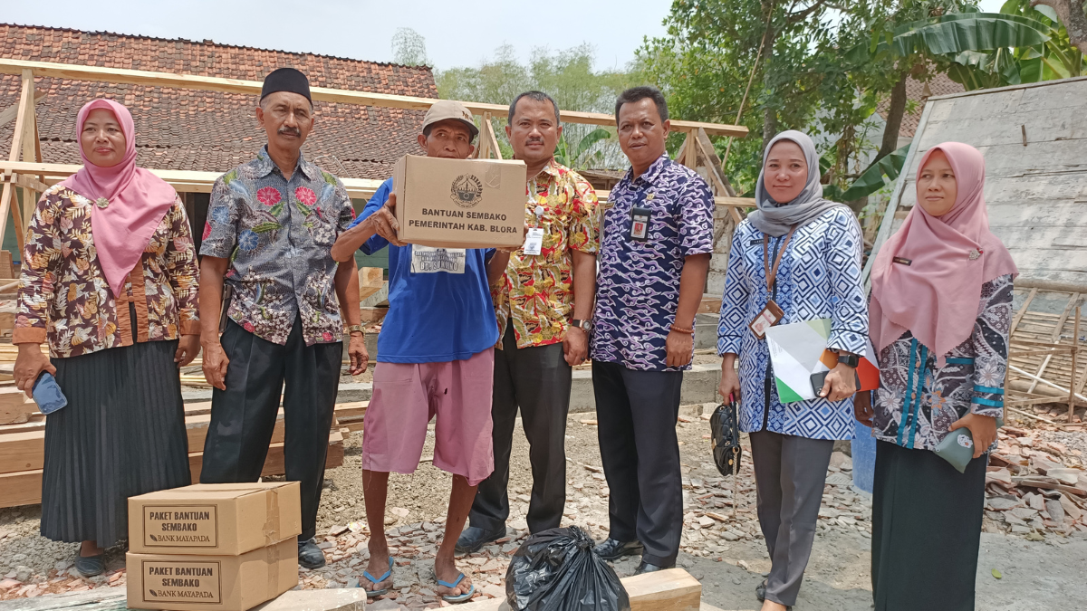 Penyerahan Bantuan dari Dinsos P3A Blora bersama rombongan yang diterima langsung oleh perwakilan keluarga Mbah Mangsi. Foto: Dok. CR