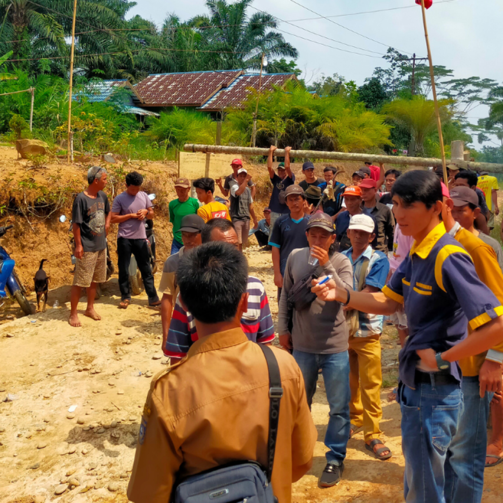 Aksi pemortalan akses jalan penghubung PT JOP saat di portal oleh ratusan warga Desa Gembung Raya, Senin (30/10/2023). Foto: Dok. Riki Santoso.