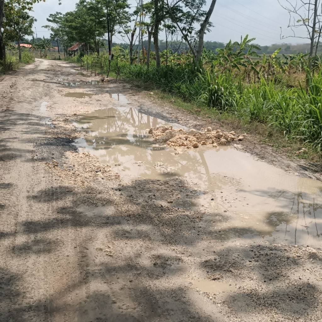 Kondisi jalan menuju kopi santen yang rusak. Foto: Dok. CR