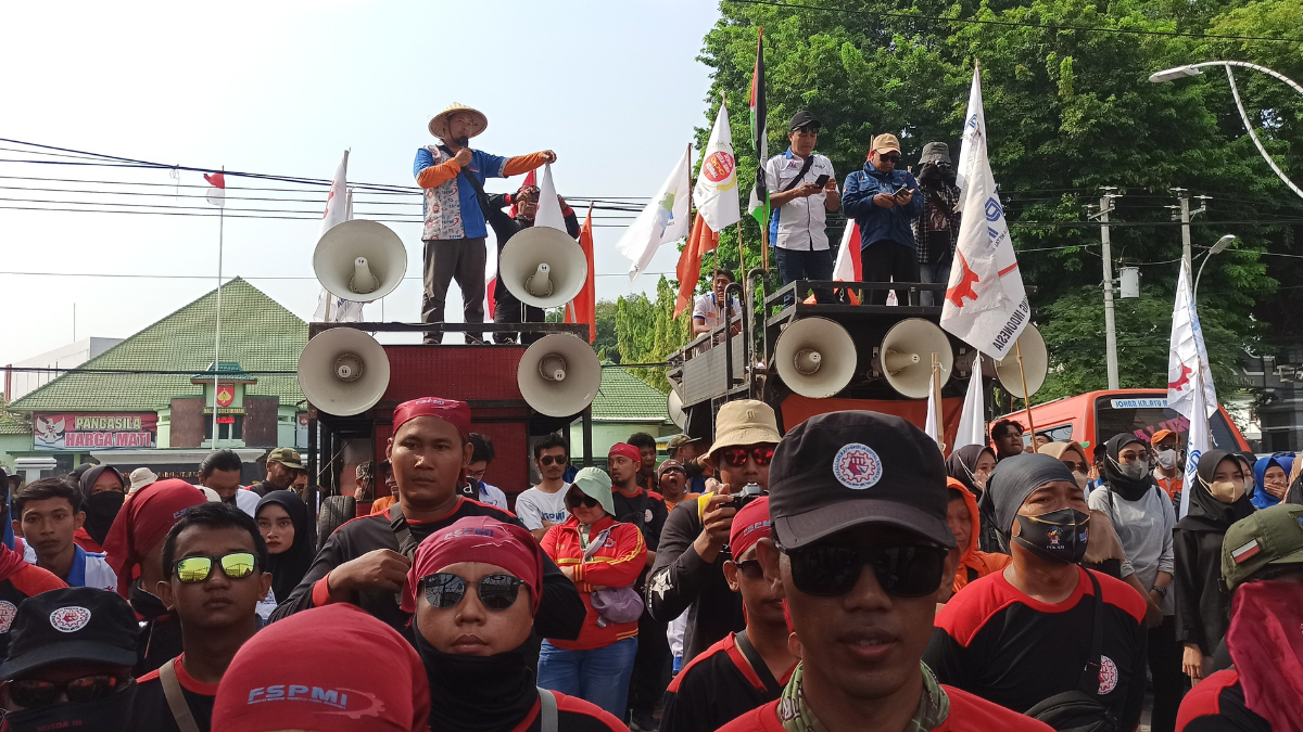 Ratusan buruh tuntut Wali Kota Semarang untuk ajukan kenaikan UMK sebesar 15 persen. Foto: Istimewa