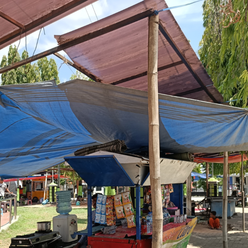 Kondisi atap shelter PKL di Blora yang berlubang. Foto: Dok. Lilik Yuliantoro