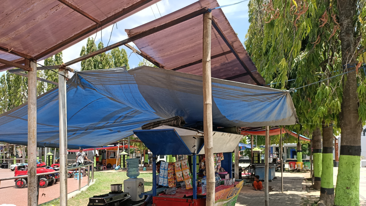 Kondisi atap shelter PKL di Blora yang berlubang. Foto: Dok. Lilik Yuliantoro