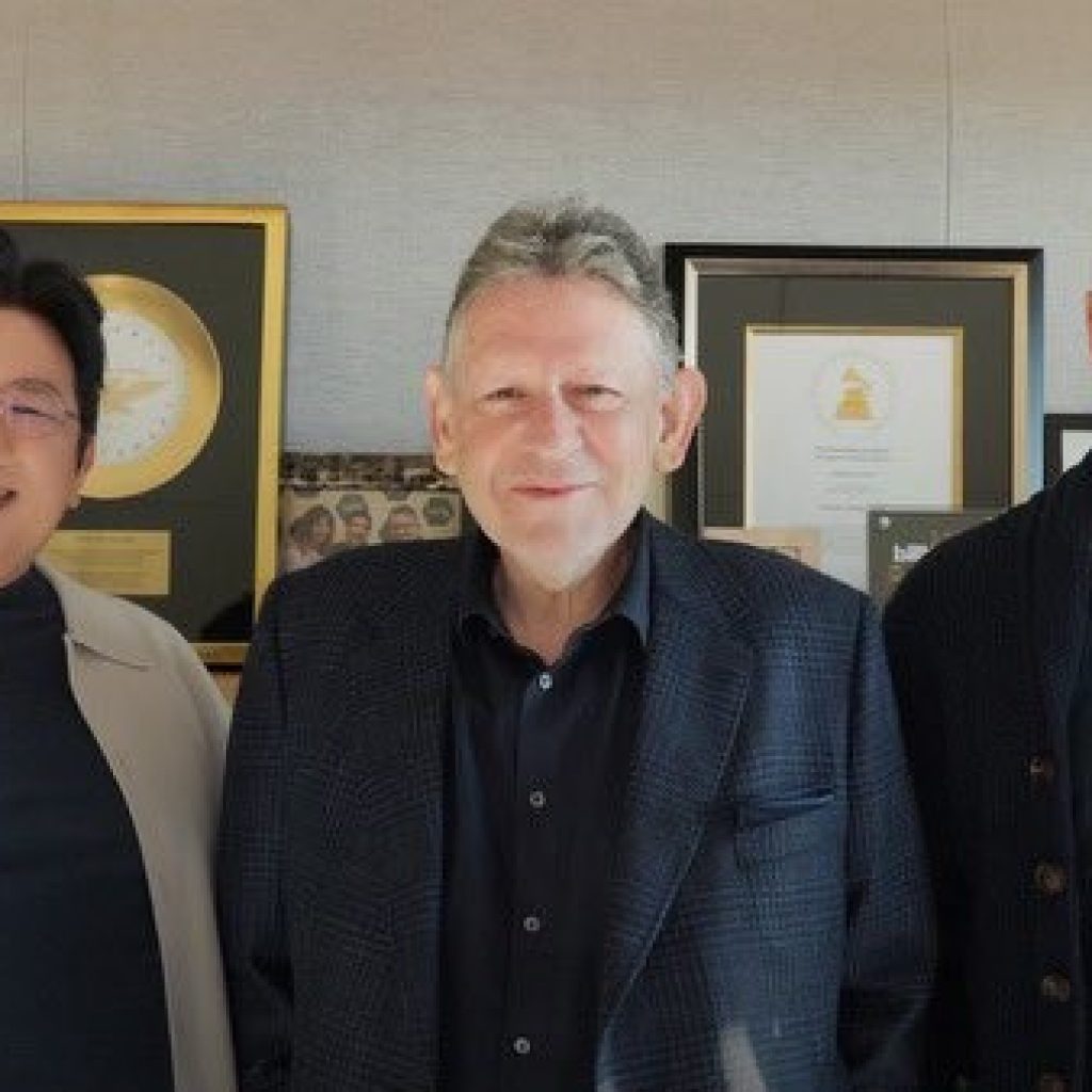 HYBE jalin kontrak selama 10 tahun dengan Universal Music Group. Foto: x.com/scooterbraun