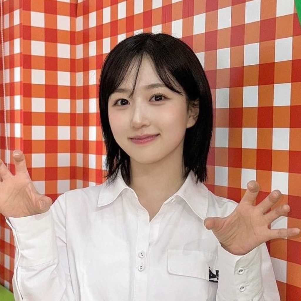 Haewon NMIXX mengalami cedera punggung. Foto: instagram.com/nmixx_official