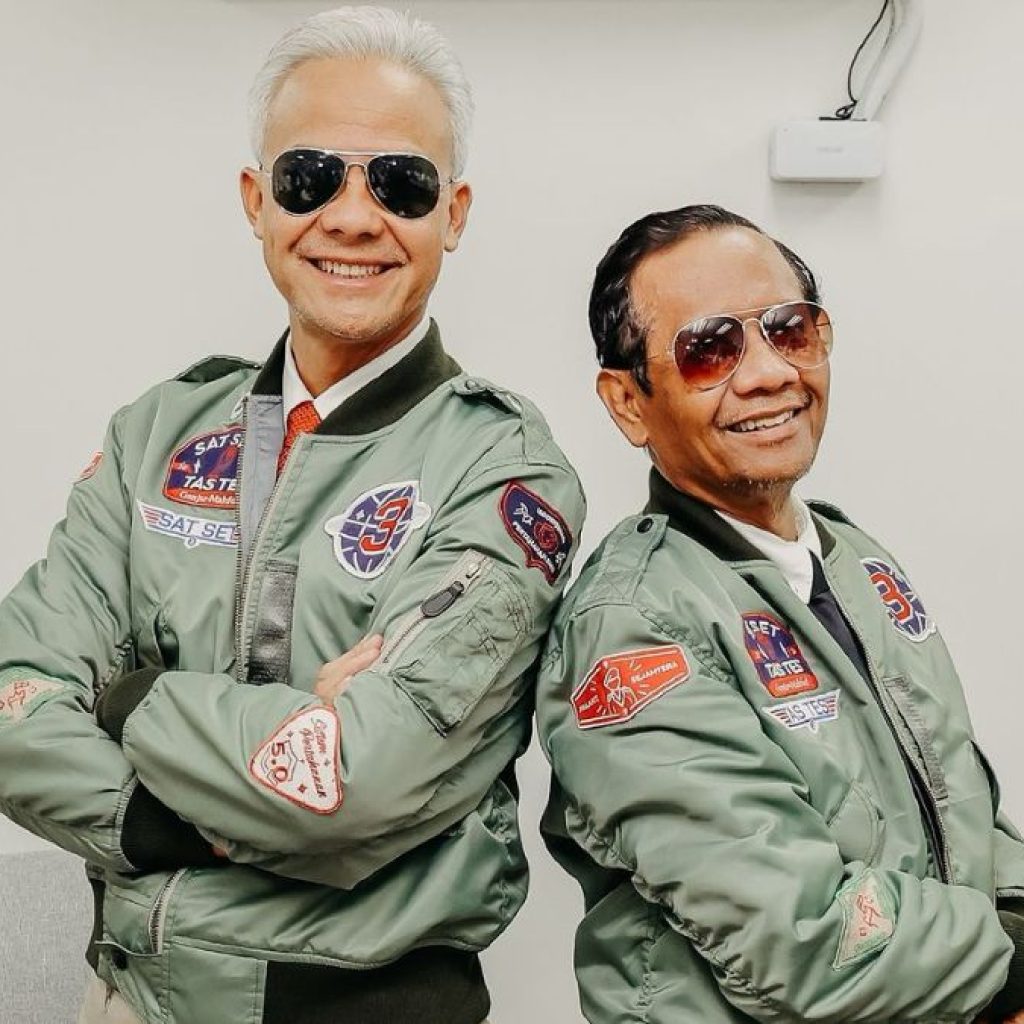 TUTURPEDIA - Bikin Salfok di Debat Capres 2024, Ternyata Segini Harga Jaket Bomber ‘Top Gan’ yang Dipakai Ganjar-Mahfud