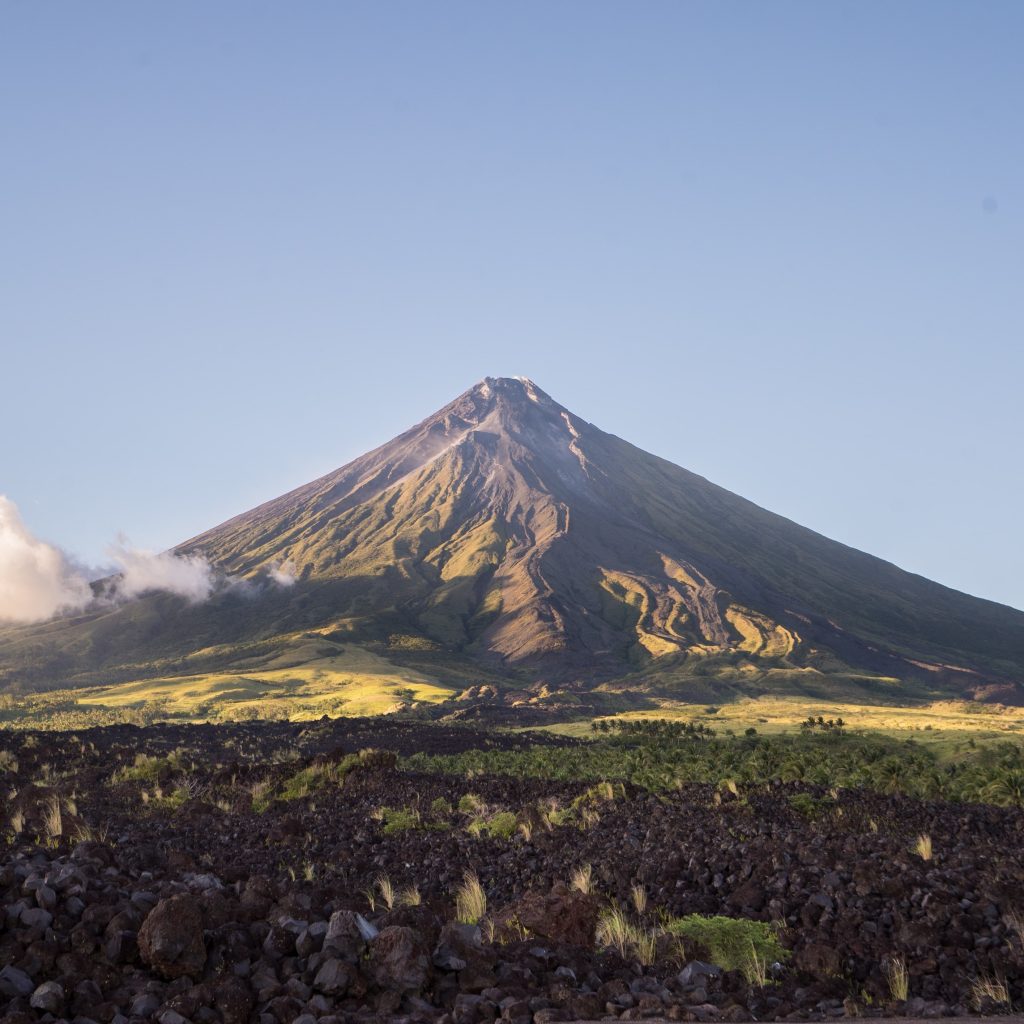11 Desember dinobatkan sebagai Hari Gunung Internasional oleh PBB sejak tahun 2003. Foto: freepik.com/wirestock
