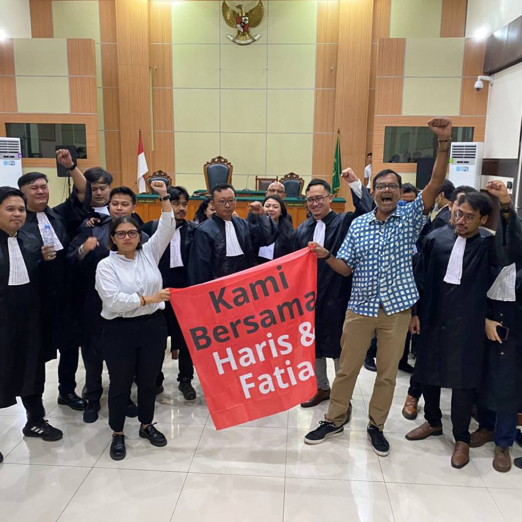 Aktivis hukum dan HAM Haris Azhar dan Fatia Maulidiyanti divonis bebas dalam sidang di PN Jakarta Timur. Foto: x.com/KontraS