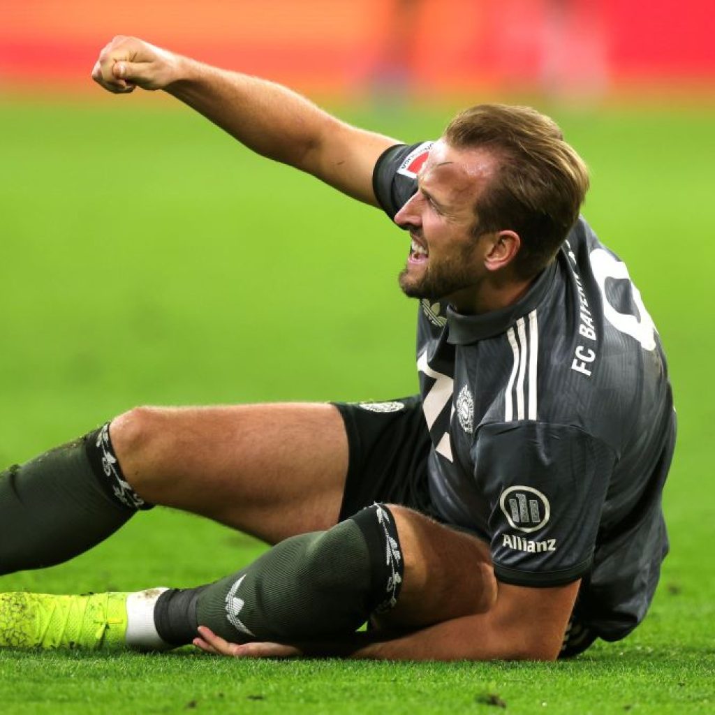 Harry Kane cedera saat laga Bayer Leverkusen vs Bayern Munchen. Foto: x.com/MirrorFootball