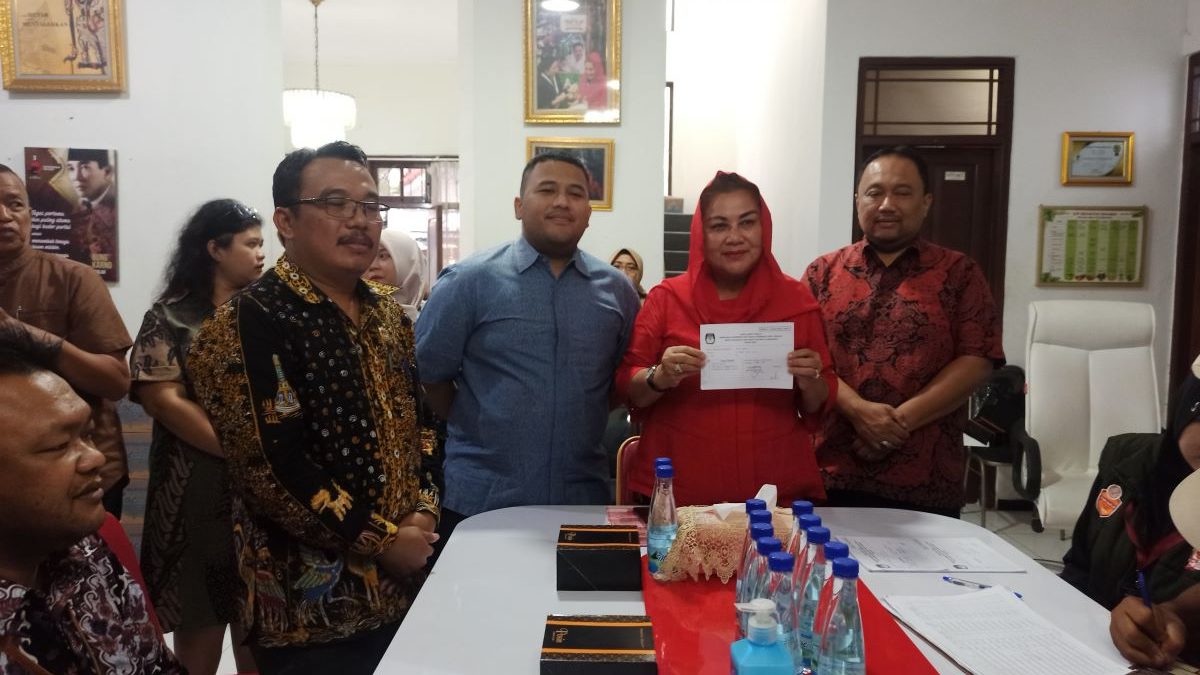 Wali Kota Semarang, Hevearita Gunaryanti Rahayu bersama keluarga lakukan coklit oleh pantarlih KPU Kota Semarang. Foto: Dok. Alan Henry