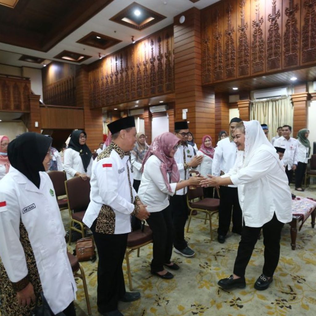Wali Kota Semarang, Hevearita Gunaryanti Rahayu melepas keberangkatan 100 jemaah haji ASN. Foto: Dok. Pemkot Semarang
