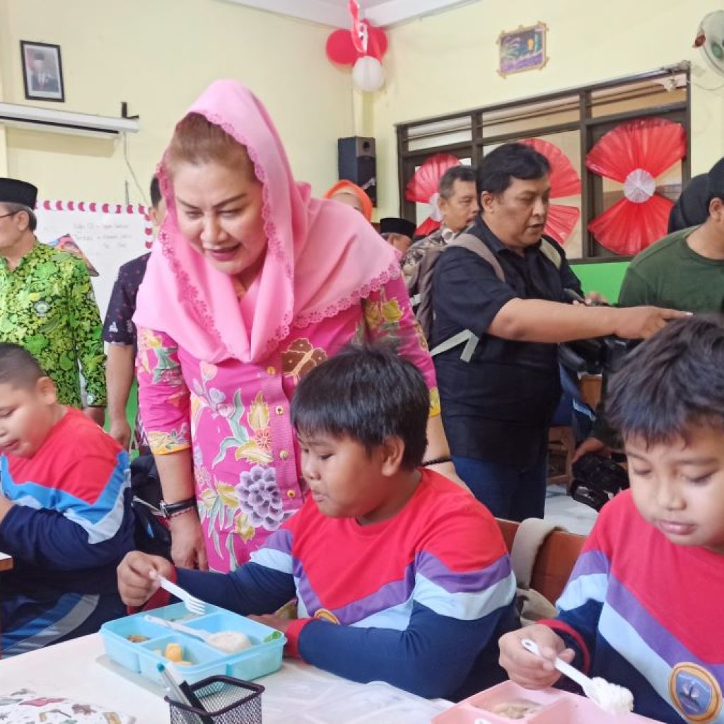 Wali Kota Semarang, Hevearita Gunaryanti bagikan makan siang bergizi ke siswa SD Negeri Ngaliyan 01 Kota Semarang. Foto: Dok. Alan Henry