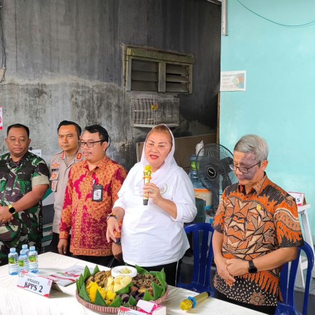 Wali Kota Semarang, Hevearita bersama jajarannya meninjau TPS rawan banjir dan rob. Foto: Dok. Alan Henry