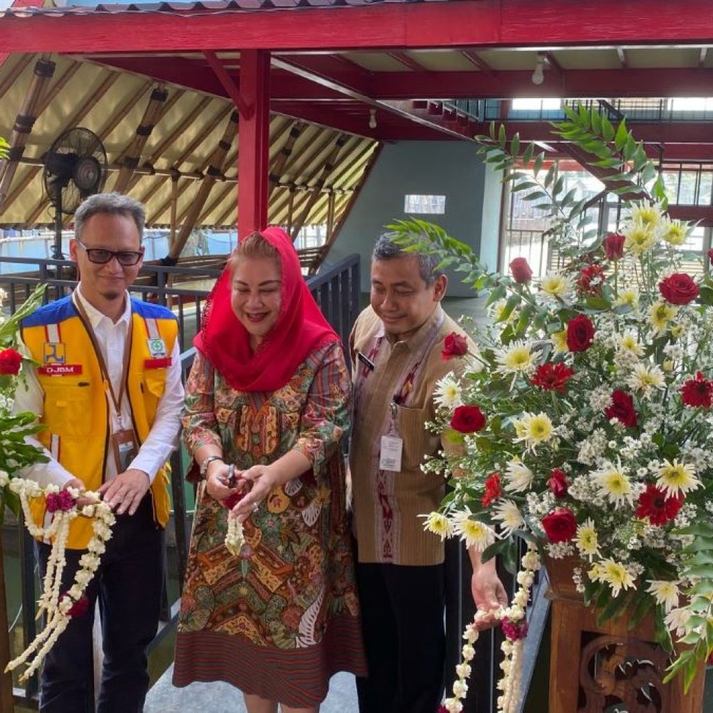 Wali Kota Semarang, Hevearita Gunaryanti Rahayu terima penyerahan secara simbolis Rumah Apung Tambaklorok dari KemenPUPR. Foto: Dok. Alan Henry
