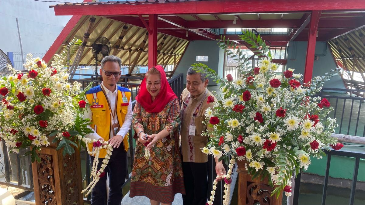 Wali Kota Semarang, Hevearita Gunaryanti Rahayu terima penyerahan secara simbolis Rumah Apung Tambaklorok dari KemenPUPR. Foto: Dok. Alan Henry