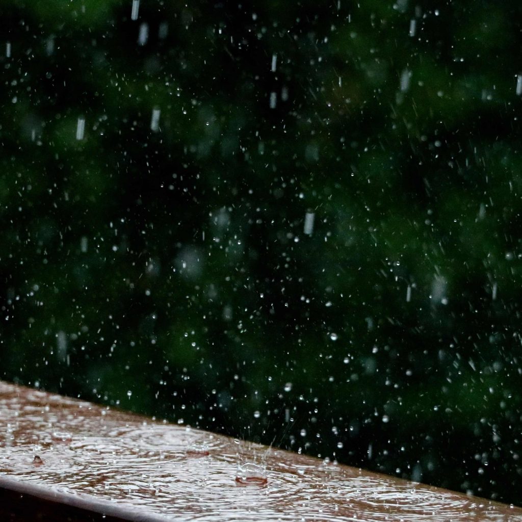 Inilah prediksi wilayah Indonesia yang berpotensi hujan menurut BMKG. Foto: unsplash.com/livvie_bruce