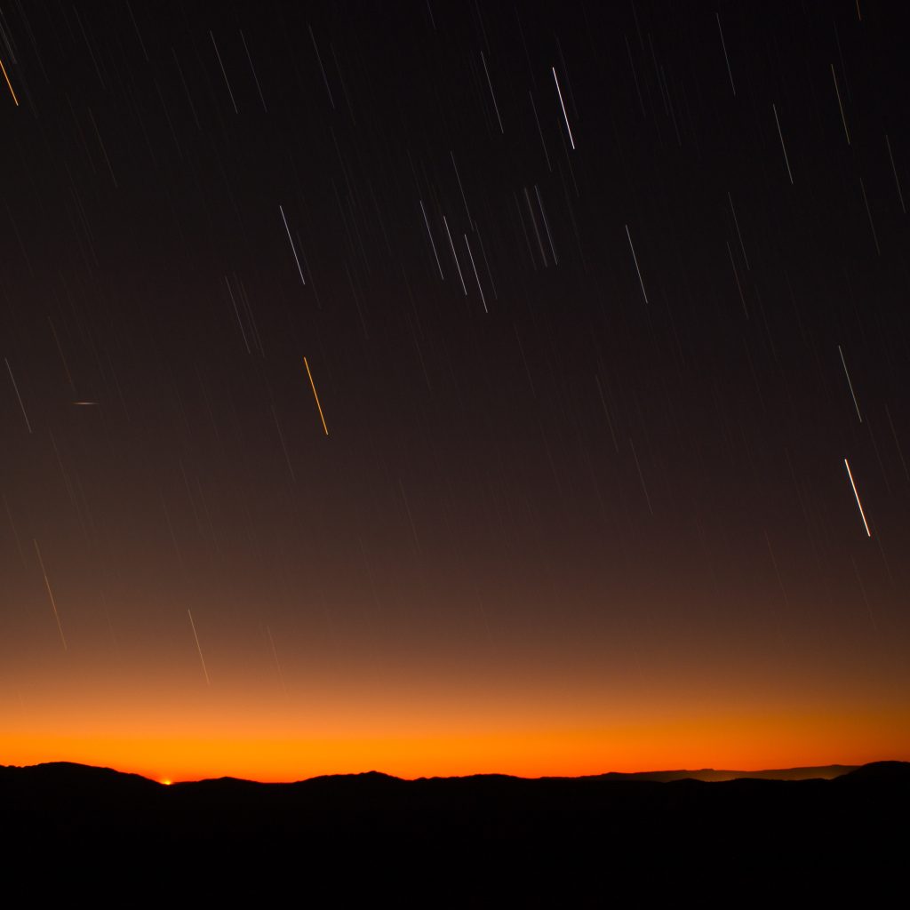 Hujan meteor Geminid akan hiasi langit pada 14-15 Desember 2023. Foto: unsplash.com/Fernando Rodrigues