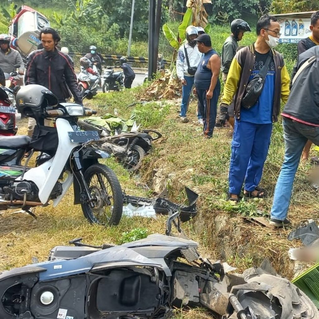 Breaking News, kecelakaan di Jatibarang, Semarang. Foto: WhatsApp.