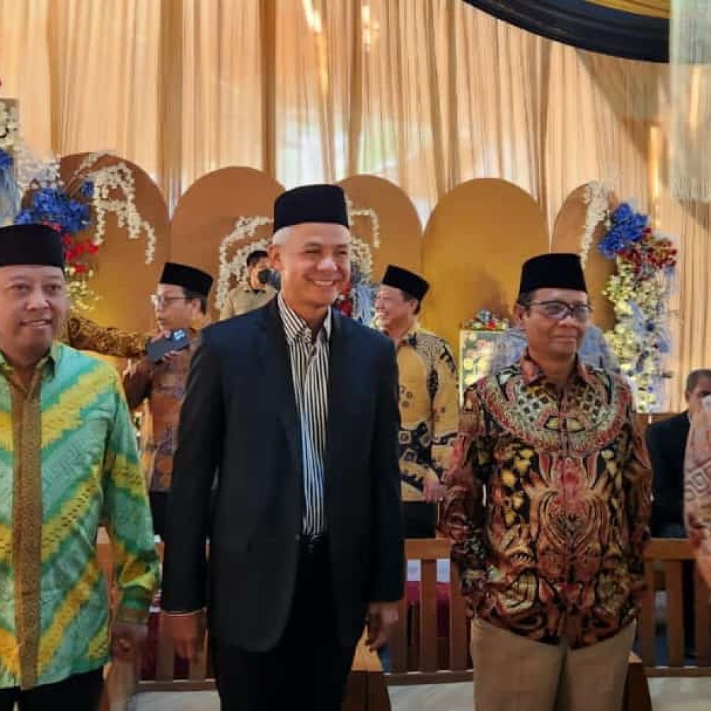 Ketua Majelis Pertimbangan Partai Persatuan Pembangunan (PPP) Romahurmuziy (kiri) bersama Ganjar Pranowo (dua dari kiri). (Foto: Dokumen Pribadi Romahurmuziy)