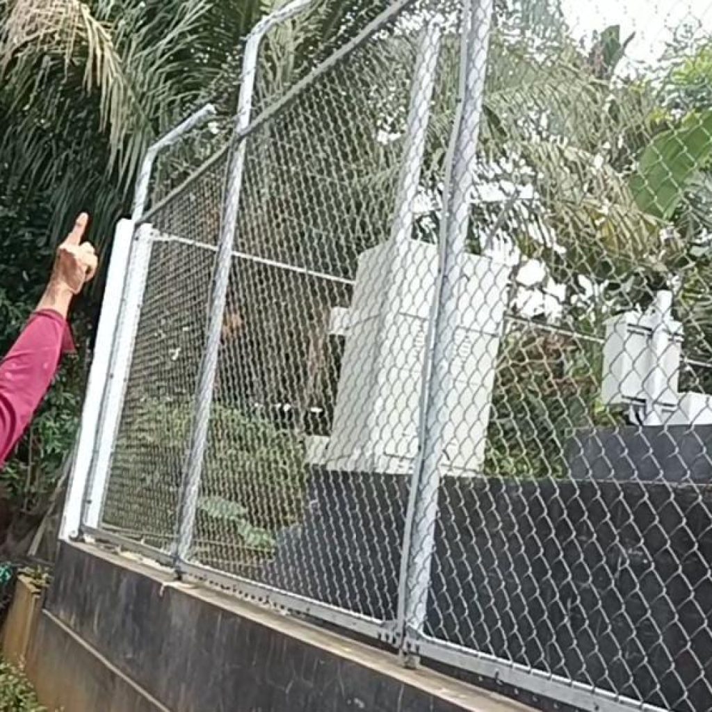 Warga saat menunjukan tower TBS yang dipanjat pelajar SMP di Kabupaten Bengkulu Utara Provinsi Bengkulu yang mencoba bunuh diri. Foto: Dok. Riki Santoso.