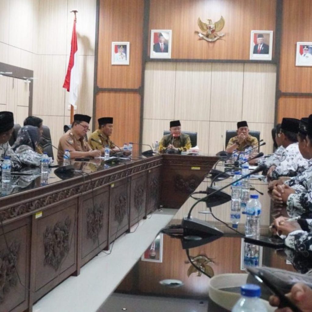 Belasan guru dari Kabupaten Mukomuko disambut oleh Gubernur Bengkulu, Rohidin Mersya. Foto: Dok. Riki Santoso