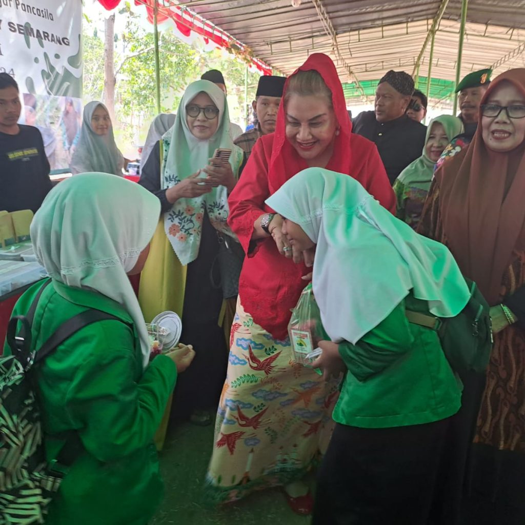 Wali Kota Semarang, Hevearita Gunaryanti Rahayu saat membuka Bazar UMKM di Ponpes Sunan Gunungjati Ba'alwy, Kecamatan Gunungpati, Kota Semarang, Sabtu (28/10/2023). Foto; Istimewa